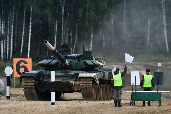 “2021坦克兩項比賽”的坦克機組成員比賽時俄羅斯軍團的T-72B3坦克 - 俄羅斯衛星通訊社