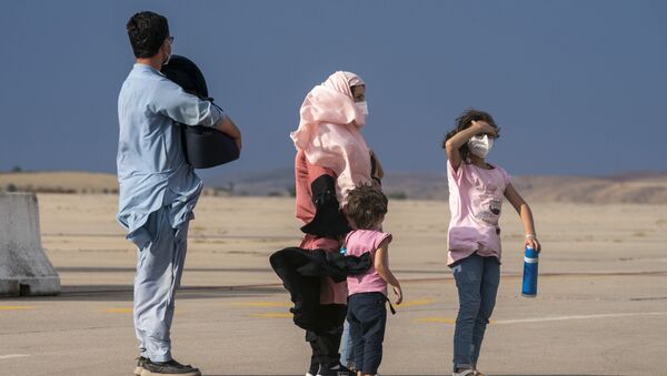 Афганская семья на взлетной полосе в Испании  - 俄罗斯卫星通讯社