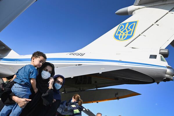 阿富汗难民抵达目的地博里斯波尔国际机场。 - 俄罗斯卫星通讯社