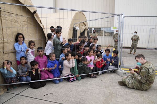 美国士兵在德国拉姆施泰因空军基地为最近从阿富汗撤离的儿童弹吉他。 - 俄罗斯卫星通讯社