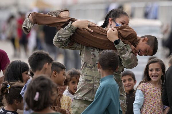 美國士兵在德國拉姆施泰因空軍基地和最近從阿富汗撤離的兒童玩耍。 - 俄羅斯衛星通訊社