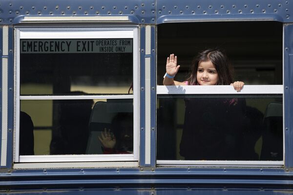 德国拉姆施泰因空军基地，一名阿富汗儿童从公交车上挥手。 - 俄罗斯卫星通讯社