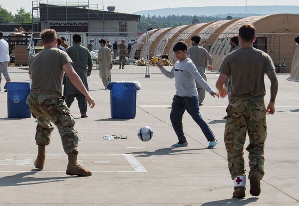 美国空军飞行员在德国拉姆施泰因空军基地和阿富汗撤离人员踢足球。 - 俄罗斯卫星通讯社