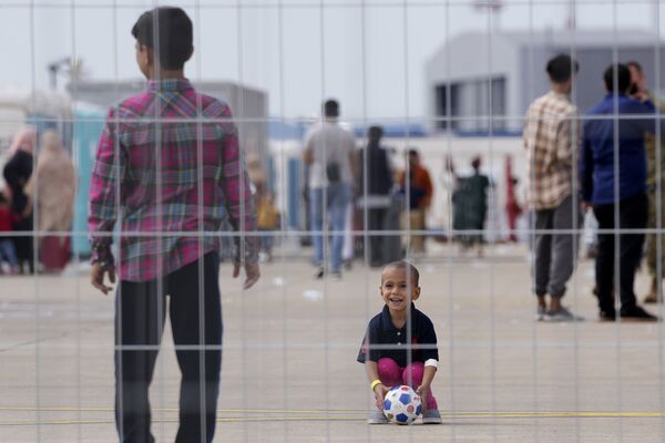 最近撤离至德国拉姆施泰因空军基地的阿富汗儿童正在玩球。 - 俄罗斯卫星通讯社