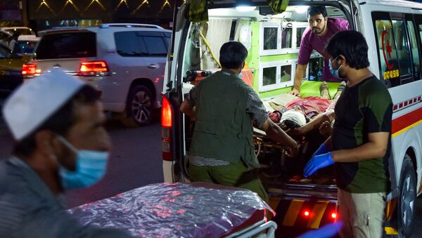Медики помогают пострадавшим от двух мощных взрывов, произошедших в Кабуле - 俄羅斯衛星通訊社