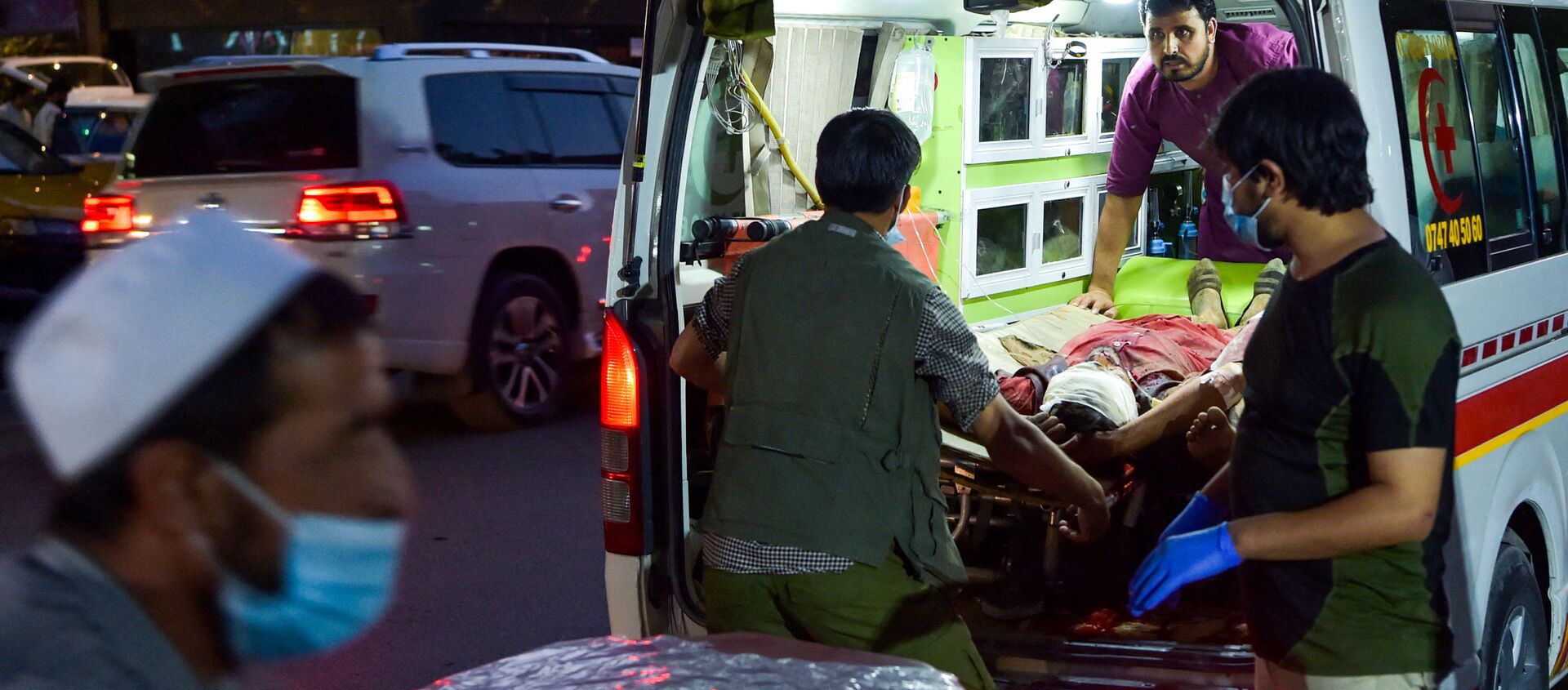 Медики помогают пострадавшим от двух мощных взрывов, произошедших в Кабуле - 俄羅斯衛星通訊社, 1920, 27.08.2021