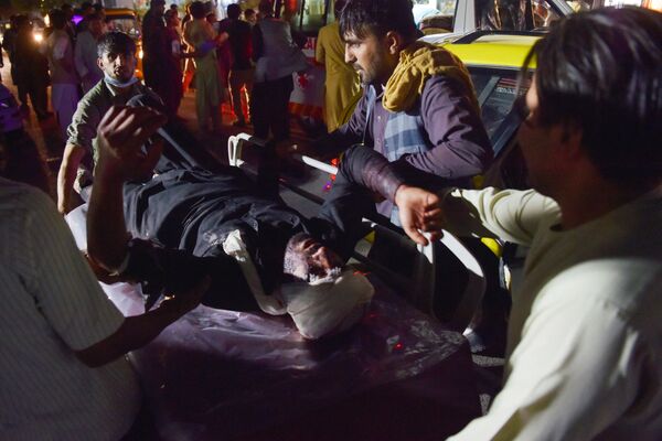 医护人员救助喀布尔恐袭事件中的受害者。 - 俄罗斯卫星通讯社