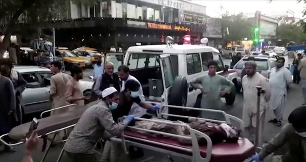 阿富汗喀布尔机场发生恐怖袭击后，人们将伤者抬至医院。 - 俄罗斯卫星通讯社