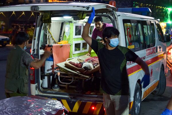 医护人员救助喀布尔恐袭事件中的受害者。 - 俄罗斯卫星通讯社