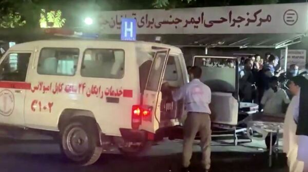 Машина скорой помощи, когда люди прибывают в больницу после нападения в аэропорту Кабула, Афганистан - 俄罗斯卫星通讯社