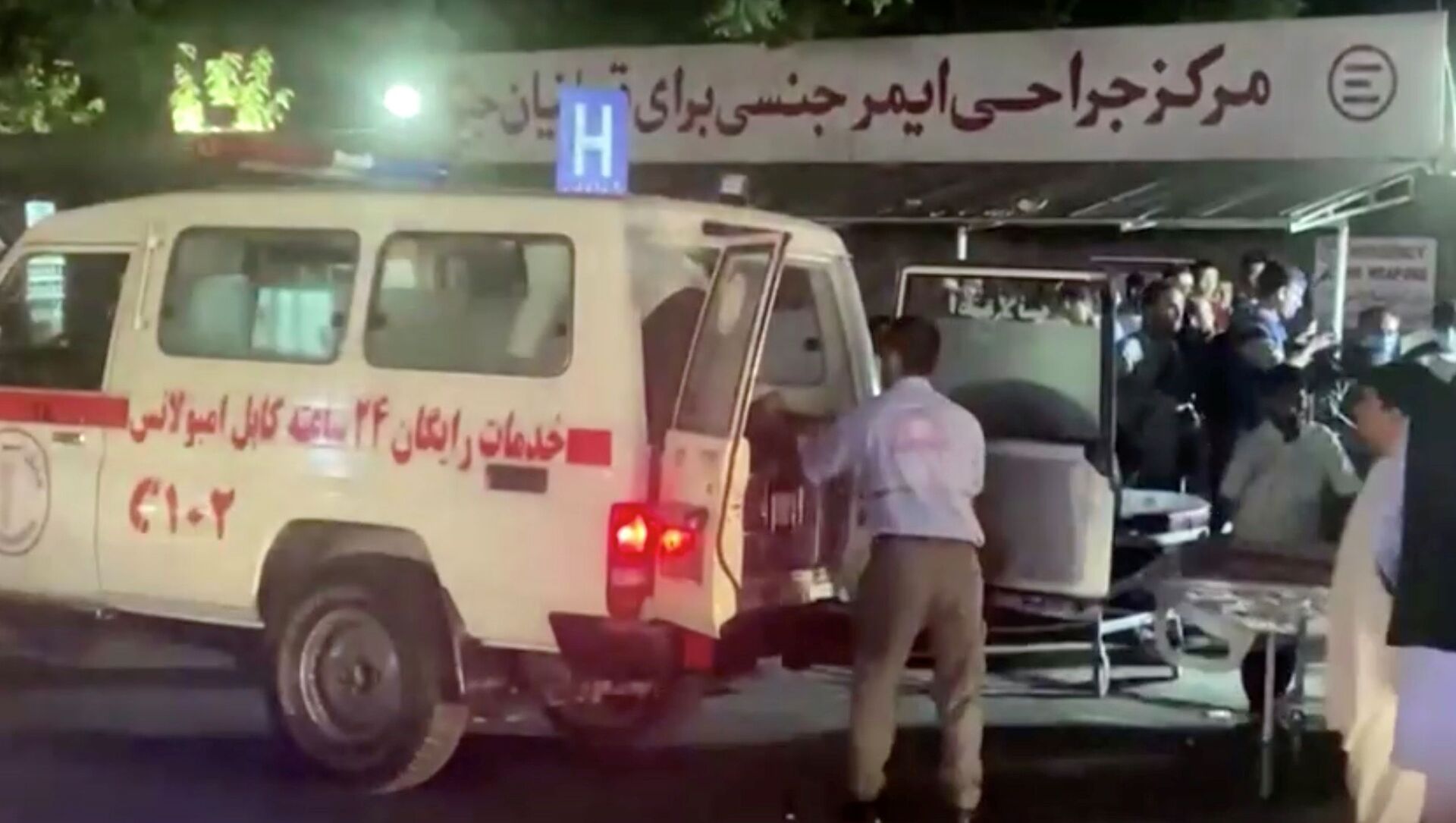 Машина скорой помощи, когда люди прибывают в больницу после нападения в аэропорту Кабула, Афганистан - 俄罗斯卫星通讯社, 1920, 12.11.2021