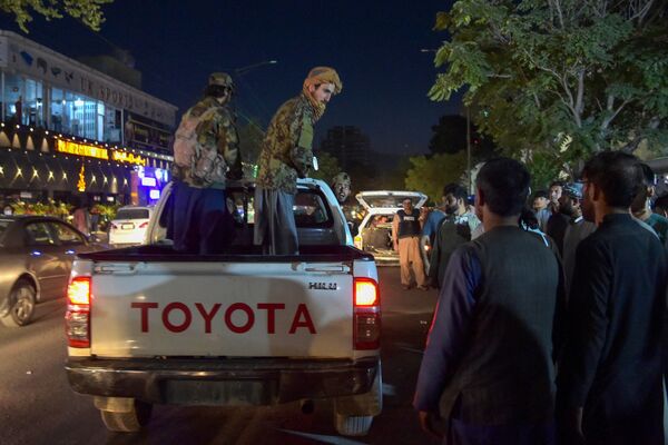 阿富汗，塔利班战士站在一家医院附近的皮卡车上。 - 俄罗斯卫星通讯社