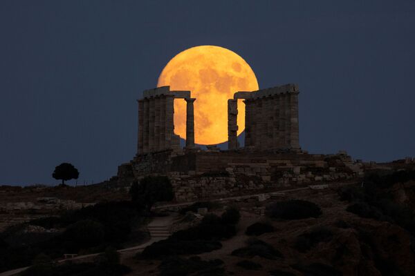 雅典附近天空上的满月。 - 俄罗斯卫星通讯社
