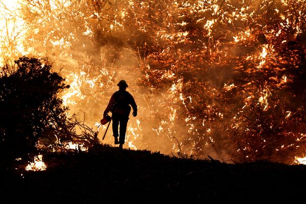 美国加利福尼亚州火灾中的消防员。 - 俄罗斯卫星通讯社