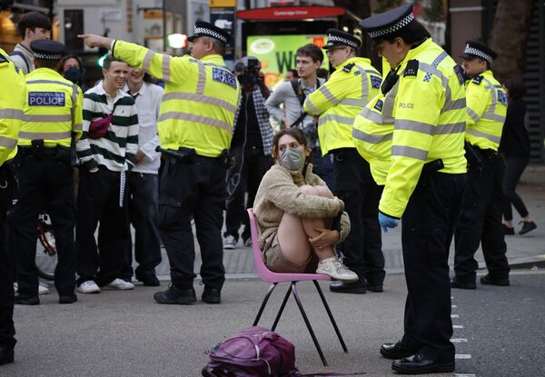 警察在伦敦市中心与气候抗议者进行交谈。 - 俄罗斯卫星通讯社