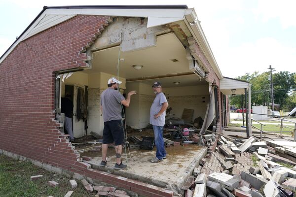 田纳西州，布赖恩•米切尔（右）与朋友克里斯•胡佛一起查看岳母家被破坏的房子。 - 俄罗斯卫星通讯社