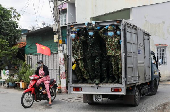 越南士兵向胡志明市的封锁区运送食物。 - 俄罗斯卫星通讯社