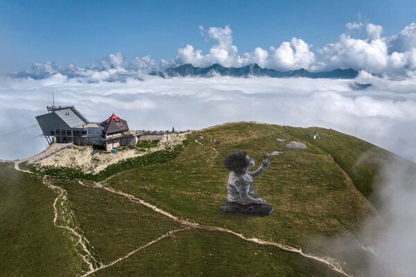 法国艺术家纪尧姆•莱格罗在瑞士阿尔卑斯山勒莫莱松山顶创作的巨型大地艺术壁画。 - 俄罗斯卫星通讯社