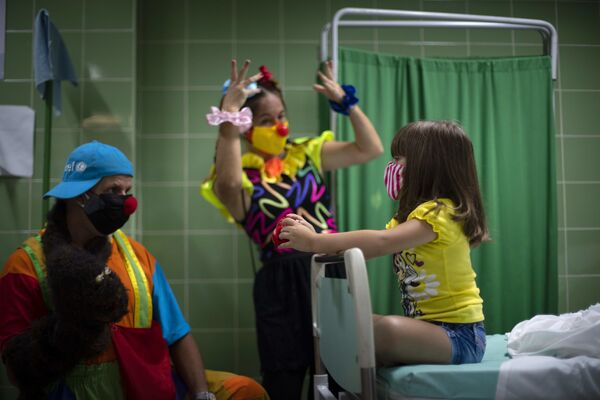 古巴哈瓦那，小丑演员在一家医院里接待前来接种疫苗的民众。 - 俄罗斯卫星通讯社