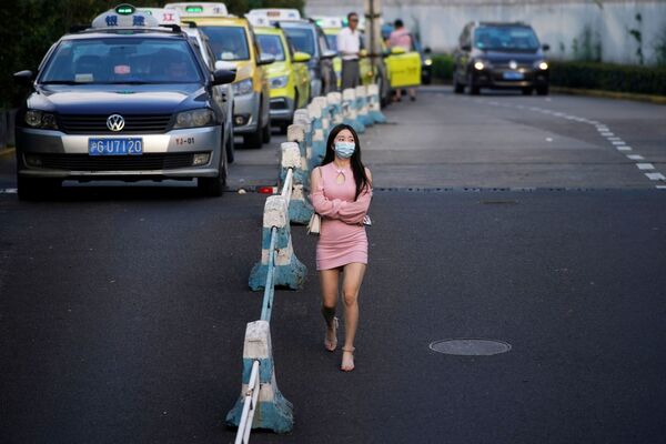 上海街头戴着口罩的女子。 - 俄罗斯卫星通讯社