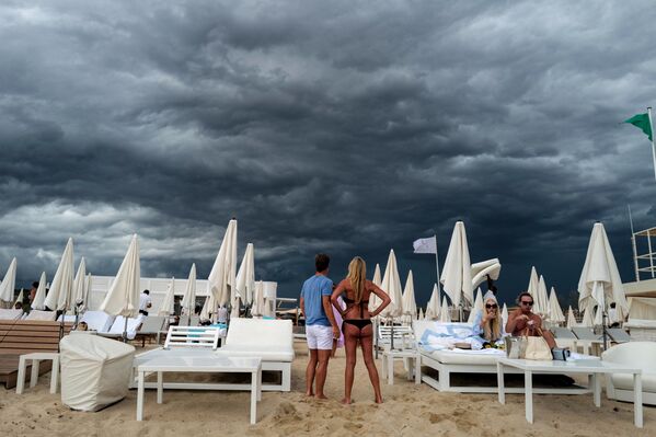 人们在法国南部圣特罗佩附近的拉马图埃勒海滩上观看乌云。 - 俄罗斯卫星通讯社