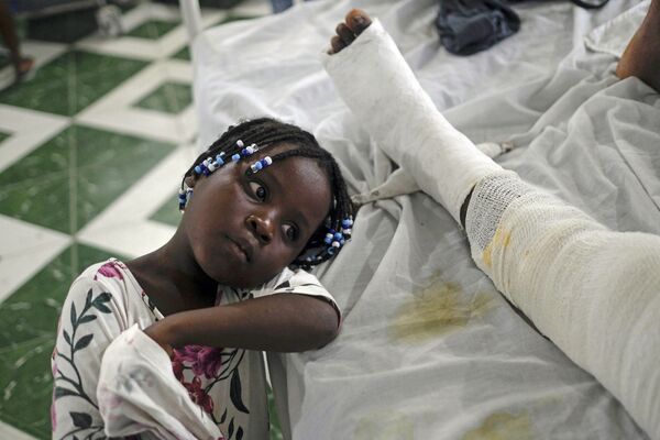 海地莱凯，尤妮卡在医院里紧挨着在地震中受伤的母亲。 - 俄罗斯卫星通讯社
