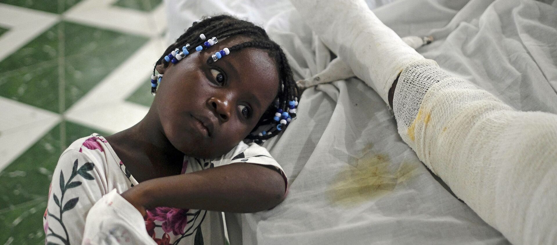 Юнаика в больнице рядом со своей матерью, пострадавшей в результате землетрясения  Ле-Ке, Гаити - 俄羅斯衛星通訊社, 1920, 25.10.2021
