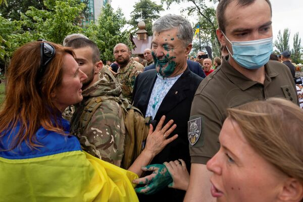 乌克兰基辅，乌克兰前总统波罗申科出席独立日活动时，被泼上了绿色的颜料。 - 俄罗斯卫星通讯社