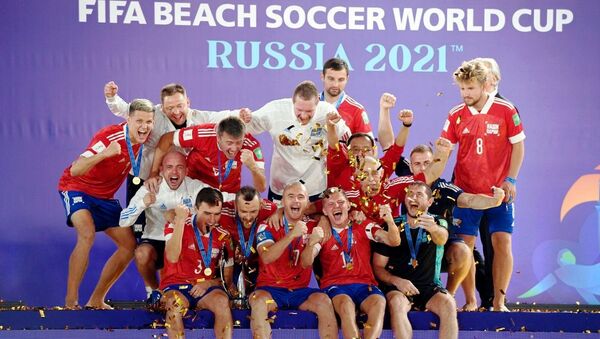 Члены сборной России (команда РФС) радуются победе на чемпионате мира по пляжному футболу 2021 - 俄羅斯衛星通訊社