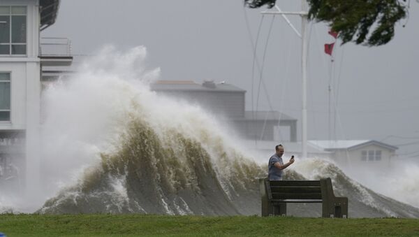 Мужчина делает фото во время урагана Ида, Новый Орлеан, США - 俄羅斯衛星通訊社