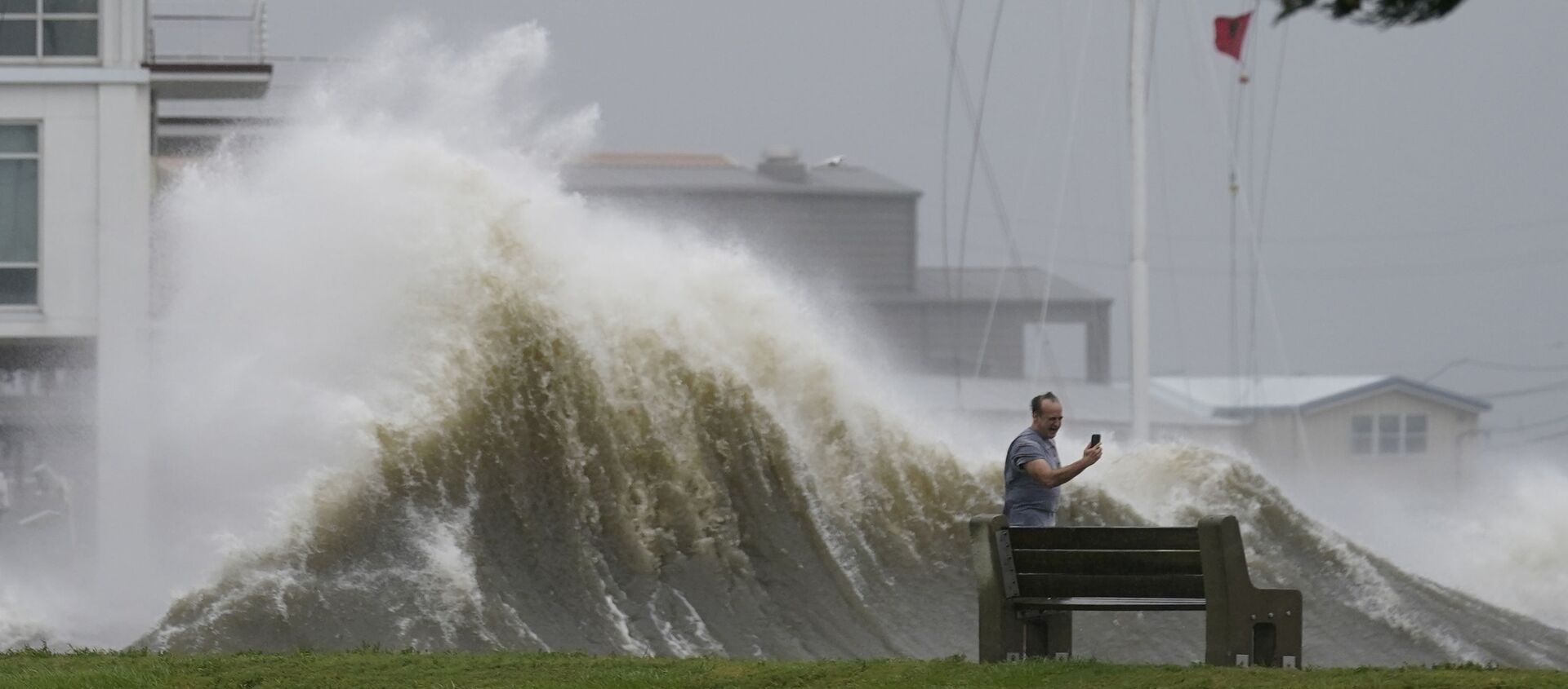 Мужчина делает фото во время урагана Ида, Новый Орлеан, США - 俄羅斯衛星通訊社, 1920, 01.09.2021