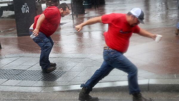 颶風“艾達”襲擊路易斯安那州時刮起的強風。 - 俄羅斯衛星通訊社