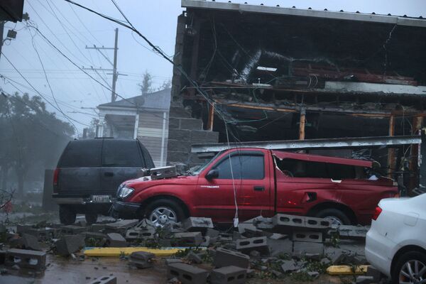 颶風“艾達”襲擊路易斯安那州時被損壞的汽車。 - 俄羅斯衛星通訊社