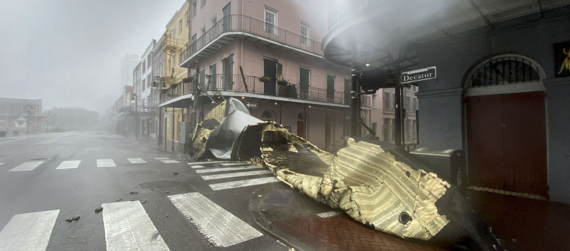 Поврежденное здание во время обрушения урагана Ида на штат Луизиана  - 俄罗斯卫星通讯社, 1920, 03.09.2021