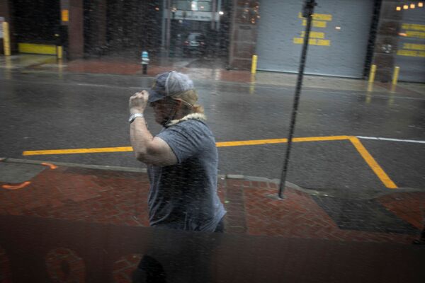飓风“艾达”袭击路易斯安那州时雨中行走的市民。 - 俄罗斯卫星通讯社