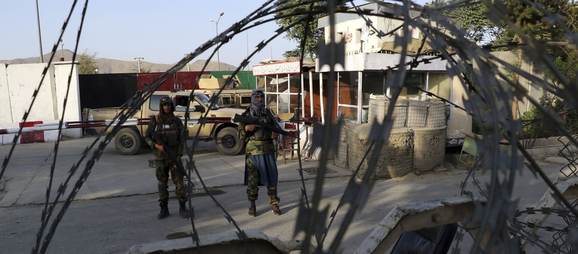 Бойцы Талибана охраняют территорию аэропорта Кабула - 俄罗斯卫星通讯社, 1920, 31.08.2021