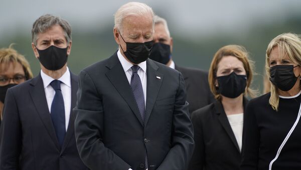 President Joe Biden bows his head  - 俄羅斯衛星通訊社