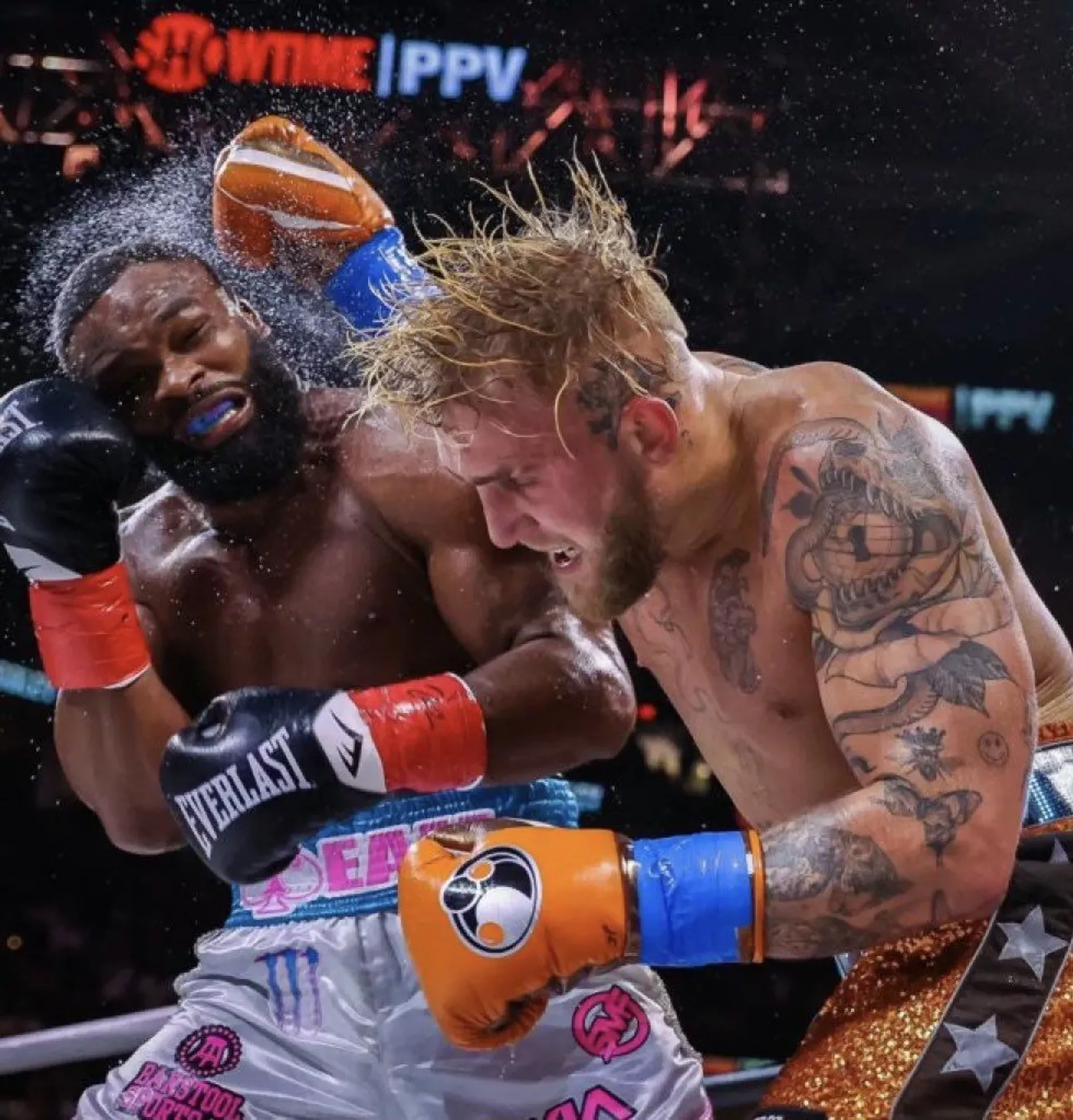視頻博主擊敗前 UFC 冠軍 - 俄羅斯衛星通訊社, 1920, 30.08.2021