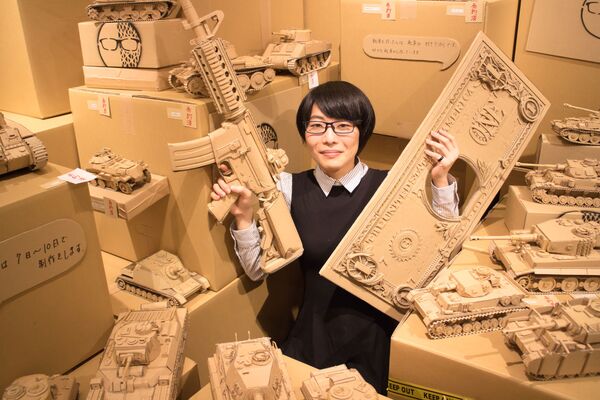 東京，日本雕塑藝術家大野萌菜美和自己的作品合影。 - 俄羅斯衛星通訊社