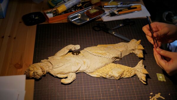 东京，日本雕塑艺术家大野萌菜美用硬纸板制作的哥斯拉。 - 俄罗斯卫星通讯社