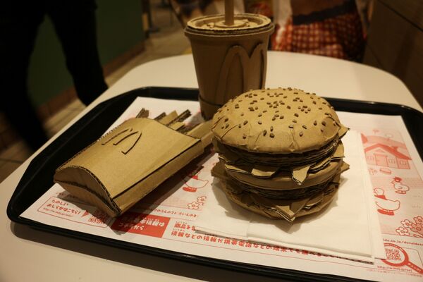 東京，日本雕塑藝術家大野萌菜美用硬紙板製作的麥當勞食物。 - 俄羅斯衛星通訊社