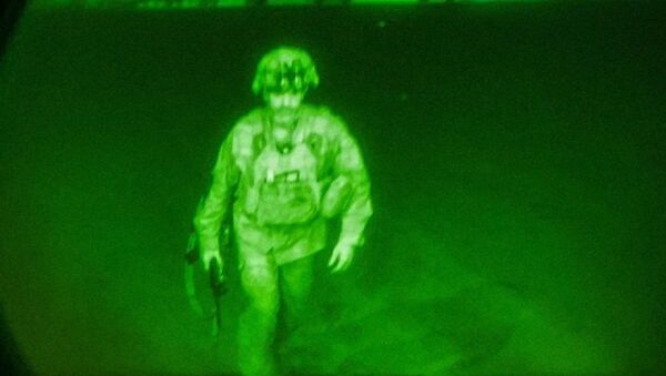 最後一名離開阿富汗的美國軍人照片曝光 - 俄羅斯衛星通訊社