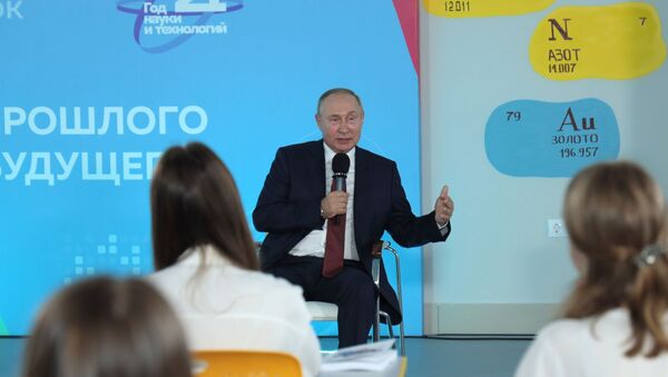 Президент РФ В. Путин провел встречу со школьниками - 俄羅斯衛星通訊社