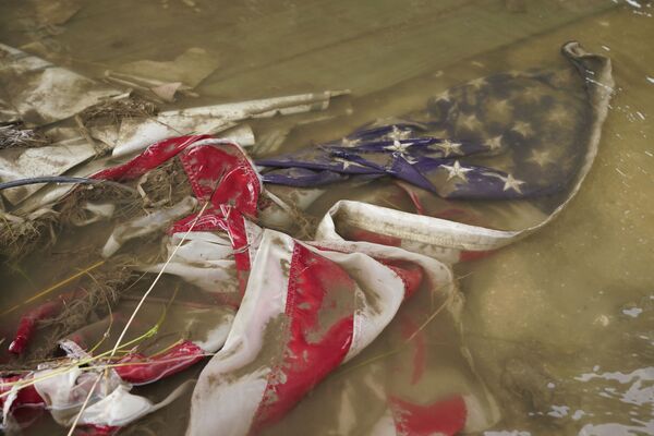 被飓风“艾达”吹进水潭的一面美国国旗。 - 俄罗斯卫星通讯社
