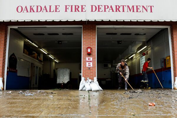 賓夕法尼亞州消防隊員在颶風“艾達”過後清理街道。 - 俄羅斯衛星通訊社