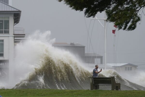 一名男子在飓风“艾达”登陆新奥尔良前夕拍摄庞沙特雷恩湖中的巨浪。 - 俄罗斯卫星通讯社