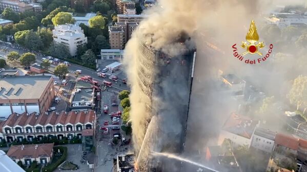 意大利米蘭市高層建築發生大火。 - 俄羅斯衛星通訊社