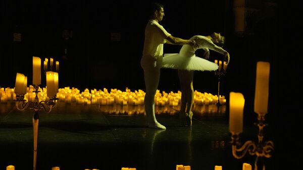 Артисты балета исполняют танец из балета Щелкунчик во время концерта в театре Могадор в Париже, Франция - 俄罗斯卫星通讯社
