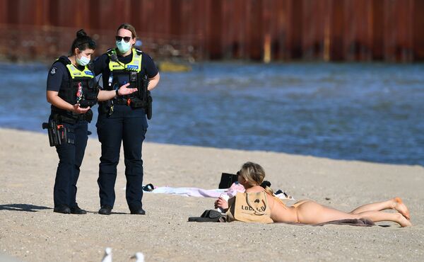 墨尔本警员在圣基尔达海滩与违反隔离制度的居民交涉。 - 俄罗斯卫星通讯社