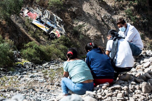 秘鲁居民与远处坠崖的大巴车。 - 俄罗斯卫星通讯社